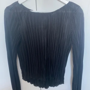 Långärmad från na-kd - Säljer min fina långärmade från na-kd. Den är öppen i ryggen med knyten. Endast använd en gång. Superfin att bara ha i skolan eller på finare tillfällen. Priset går att diskutera. 