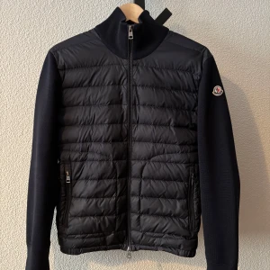 Moncler cardigan  - Moncler cardigan size S, skick 9/10, nya modellen! Pris 4490. Vid frågor och funderingar är det bara att höra av sig🙌