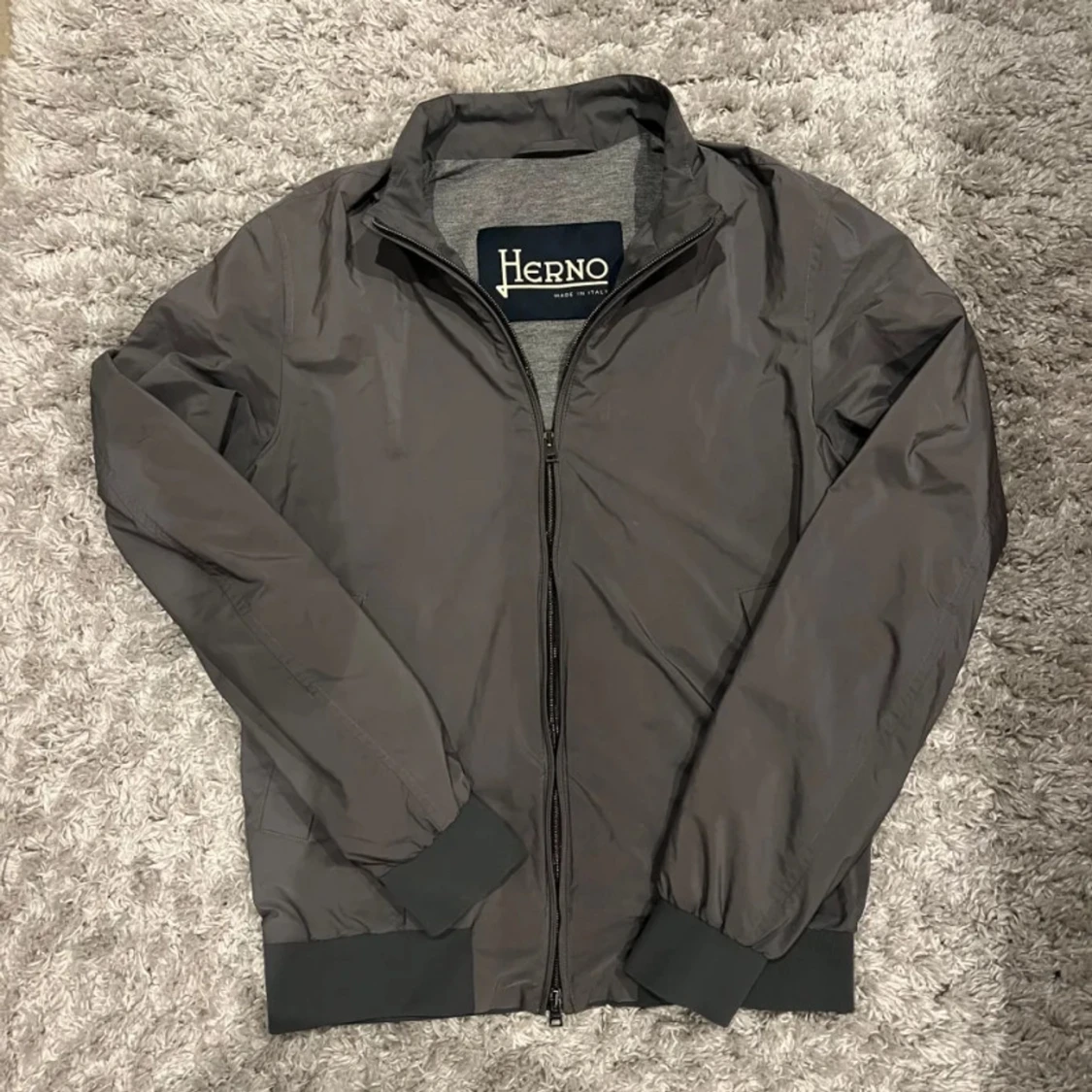 Grå jacka från Herno