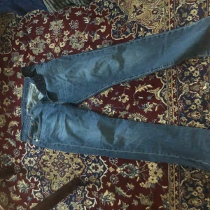 Blå Levis 511 jeans - Snygga blå Levis 511 jeans med en klassisk design. De har en straight leg passform och är tillverkade i slitstarkt denim.