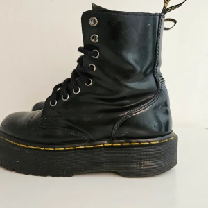 Dr Martens Jadon storlek 37 - Dr Martens Jadon i svart mjukt polerat skinn. Modellen påminner om klassiska Dr Martens fast med platform sula och praktisk dragkedja på insidan. Kängorna är välanvända men i fint skick tack vare kvalitén på materialet.                                                                            Då dom används flitigt har lädret blivit väldigt mjukt så jag upplever inga skav eller hårda kanter längre. Skulle säga att dom är mellan storlek 37-38 eftersom lädret töjer sig med tid