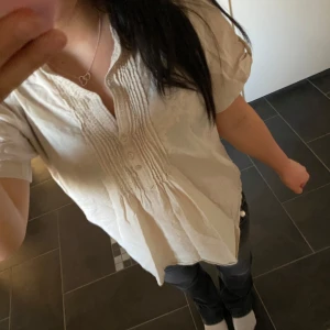 Söt beige blus  - En beige blus med volanger från hm. 