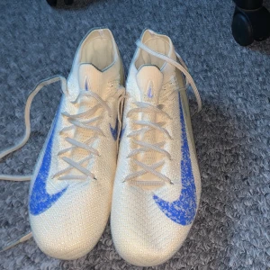 Nike fotbollskor - Helt nya finns inte låda dock är jätte sköna snygga perfekt ifall man vill vara stylig på plannen 😆🌟