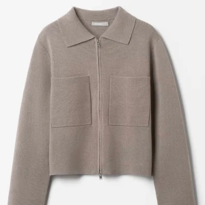 Cardigan med fickor  - Snygg beige stickad cardigan med dragkedja och två stora fickor framtill. Super snygg och passar perfekt nu i vår!