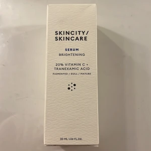 Brightening Serum från Skincity Skincare - Brightening Serum med 20% Vitamin C och Tranexamic Acid för pigmenterad, trött och mogen hud. Innehåller även ferulinsyra för jämnare hudton och lyster. Passar torr, blandad och fet hud. Perfekt för att ge huden en fräsch och strålande look. Helt oanvänd!