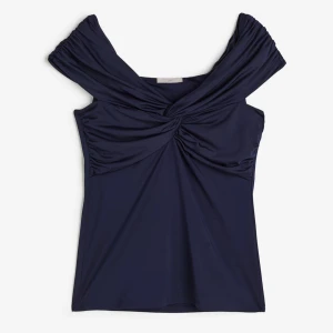 Mörkblå offshoulder topp - jättesnygg mörkblå offshoulder topp 💞 säljer då den tyvärr inte kmr till användning. skriv vid frågor! 