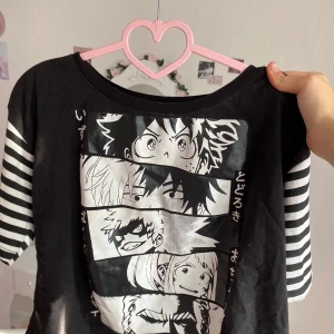 my hero academia anime T-shirt  - orginal pris: 199kr används inte längre, har inga fläckar(skriv gärna om du vill ha fler bilder) 