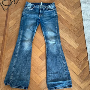  Low-rise bootcut jeans från Weekday💕 - Snygga blå low-rise bootcut jeans från Weekday. Perfekta för en avslappnad stil💕💕