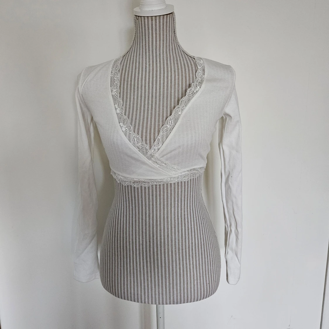 Vit omlottopp med spetsdetaljer