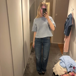 Ljusblå tröja med korta ärmar - Säljer en ljusblå stickad T-shirt från &other stories💙💙💙💙