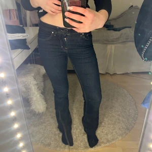 Svarta bootcut jeans - Snygga svarta bootcut jeans med låg midja, sytt den bootcut, passar xs/s