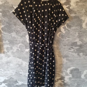 Svart prickig klänning från Vero Moda - Snygg svart klänning med vita prickar från Vero Moda. Klänningen är i mycket bra skick. Jag hittar ingenting att anmärka på.