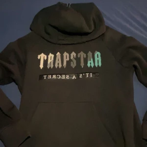 Trapstar hoodie gen 2 - Hej, säljer trapstar hoodie generation 2 i storlek L som är väldigt skön och har en ficka lite under zip ficka under bröstet.
