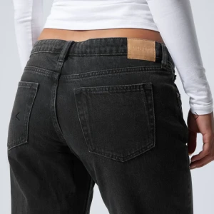 Svarta jeans från Weekday - Svarta Weekday Arrow jeans med rak passform och lågmidja, super bekväma! De är i väldigt fint skick men lite mer mörkgrå i tonen än vad som visas på bilden🫶🏻🥰 