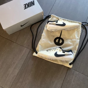 Nike tiempo legend 10 elite AG-pro - Jag säljer ett par Nike tiempo legend 10 elite      AG-Pro. De är använda men i bra skick. Dobbarna är inte slitna och det finns inga tecken på slitage. Skorna är i storlek 42 och innersulan är 26,5 cm lång. Nypris: 2200kr mitt pris: 999kr. Påsen och boxen som tillhör skorna skickas med vid försäljning.                                                                        Om du har några frågor är det bara att höra av sig! 