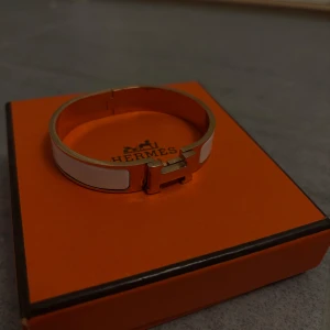 armband guld/rose - Säljer detta fina populära armband, knappt använt. Säljes då jag har två i samma färg. 💕 Stämpel finns i (se bild) Vitt med guld/rosé metall. Lådan på bild följer inte med då den är trasig utan en annan från ex caroline svedbom, pandora eller swarowski.