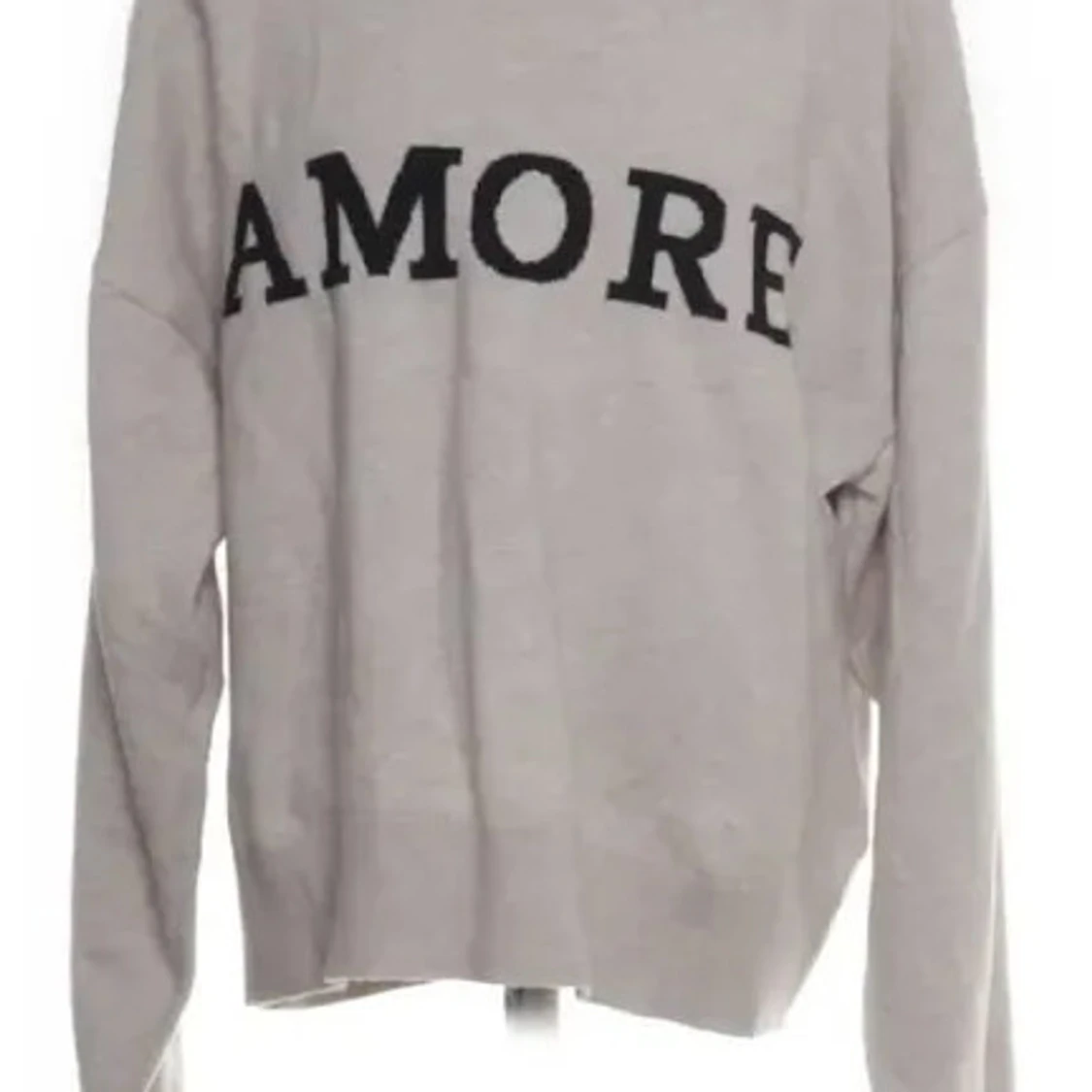 Grå tröja med svart AMORE-tryck