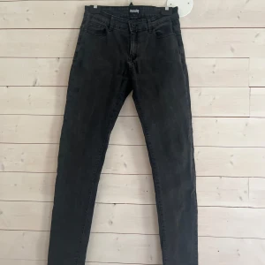 Svarta skinny jeans från Denimday - Snygga svarta skinny jeans från Denimday med klassisk femficksdesign. Jeansen har hög midja och är tillverkade i stretchigt denim för en tight och bekväm passform. Perfekta till sneakers eller boots för en clean look.