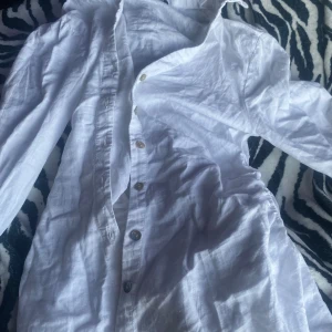 Vitt linne  - Super söt vitt linne , perfekt till sommaren ❣️❣️ Säljer då den aldrig använts, köpt för några månader sen så den är i princip i nytt skick 