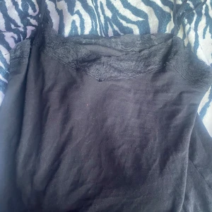 Svart spets linne❣️ - Super gulligt svart spets linne, perfekt för sommarn !! Säljes då det är lite för stort och kommer ej till användning 💕💕