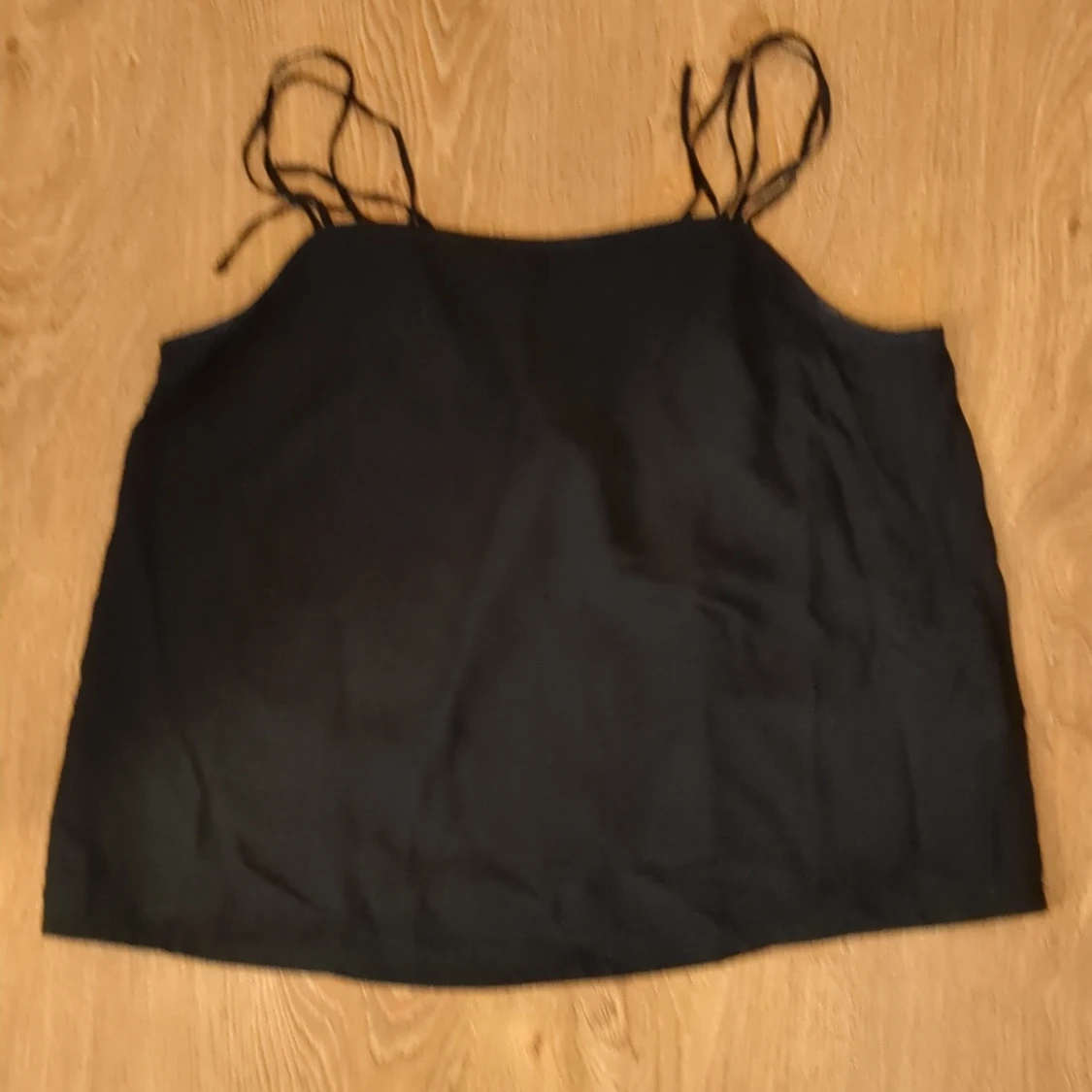 Två linne-toppar med smala axelband stl. S - 2