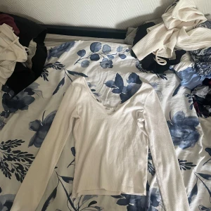 Vit ribbad långärmad topp NLY Trend - Säljer en vit ribbad långärmad topp från NLY Trend i storlek XS fast den är ganska stor i storlek skulle säga att den passar S än XS. Toppen har en djup v-ringning och är figurnära. Köpt från Sellpy men fortfarande oanvänd💞