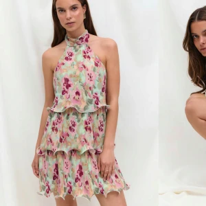 Blommig volangklänning med halterneck - Super fin klänning från Gina. Nyligen inköpt (aldrig använd) och slut på hemsidan (därav priset)💕