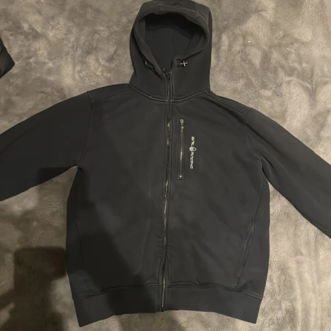 Svart hoodie från Sail Racing