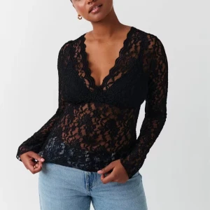 Svart spets med v-ringning - Supersnygg svart tröja i spets och v-ringning. Den är i storlek XS men passar perfekt för mig och jag har storlek XXS 💕den har gått sönder lite (se sista bilden) men inget jag tycker man märker! Den är använd 3 gånger och pris går självklart att diskutera 💋