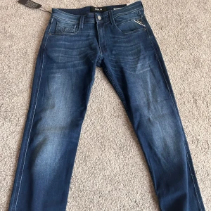 Replay Jeans Anbass - Helt oanvända Replay Anbass jeans - aldrig tvättade eller använda. Nypris 1600 kr. Slim fit med stretch. Grym kvalité och passform! Storlek : W31 L32