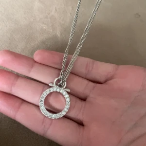 Silver halsband. - Ett fint silver halsband med en cirkel med fina diamanter på som accessoar. 