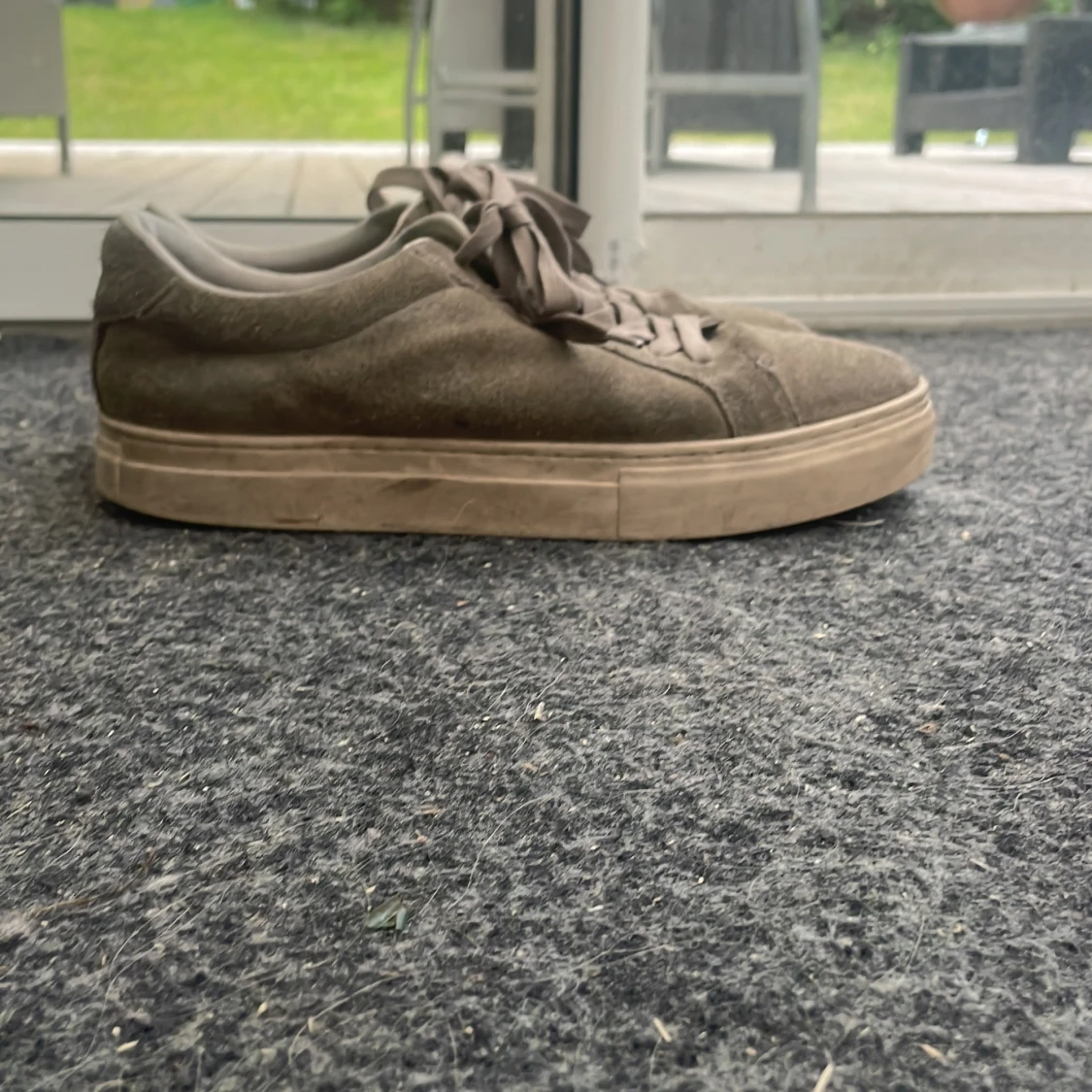 Beige mockasneakers med snörning
