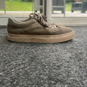 Beige mockasneakers med snörning - Stilrena sneakers i beige mocka med platt sula och rund tå. Skorna har klassisk snörning och en enkel, clean design som passar till det mesta. Perfekta för dig som gillar en avslappnad men ändå snygg look.