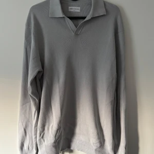 Grå stickad tröja från These Glory Days - Säljer en stilren grå stickad tröja från These Glory Days i storlek small. Tröjan har krage med v-ringning och långa ärmar. Perfekt för dig som gillar en clean och enkel look. Skriv om du har funderingar. Pris kan diskuteras vid enkel affär