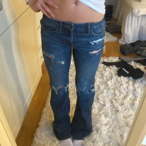 jättesnygga flared jeans med hål - mid-lowwaist! 💘🩵💕