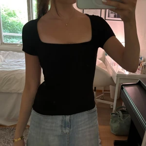 Svart topp med öppen rygg - Supersnygg svart topp med öppen rygg och tvistad detalj i ryggen. Perfekt sommar-och festtopp! ❤️‍🔥