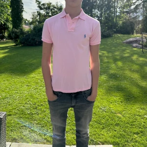 Ralph Lauren piké, slim fit - Säljer rosa Ralph Lauren piké, använd ett få tal gånger, pikén är i ny skick. Postar inom 48h! Ställ frågor vid minsta fundering! Pikén är i slim fit!