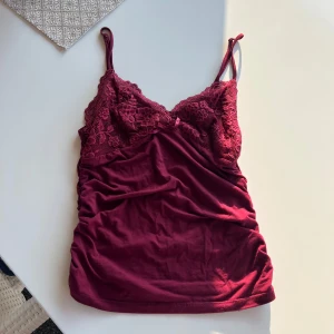 Vinrött linne - Vinröd topp i mycket bra skick! Kolla gärna in mina andra annonser. Det finns just nu möjlighet till gratis frakt!!