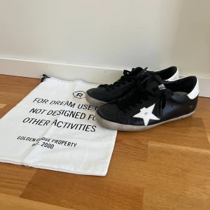 Golden Goose - Tja, säljer ett par riktigt snygga skor från Golden goose i Storlek 42 dem är i bra skick . Dustbag fås med vid köp. Ny pris 6000kr. Bara höra av er vid frågor.