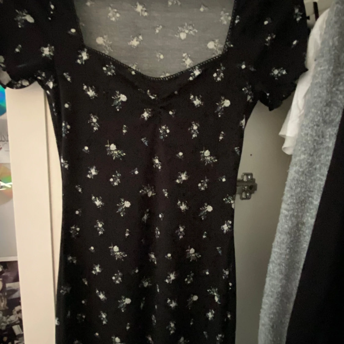 Svart blommig kortklänning