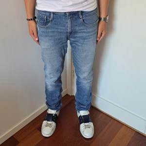 Replay anbass jeans - Stl w31 l34 - Replay anbass jeans I Stl: w31 l34 | Skick: 8,5/10, liten fläck på vänster knät | Han på bilden är 170cm men passar längre | Fraktar spårbart med Instabox eller Postnord, Mvh Galgen 🙌