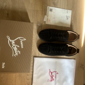 Christian Louboutin svarta sneakers med nitar - Hej jag säljer mina svarta Louboutin i mocka pga att dem är för små bra skick men har dessvärre har jag tappat en spik därav priset ej hugget i sten om ni har frågor är det bara att fråga!