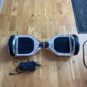 Cool hoverboard  - Säljer en cool silver färgad hoverbaord som funkar alldeles utmärkt, laddare ingår. Den har några repor och en liten spricka men funkar fortfarande exakt som den ska! 