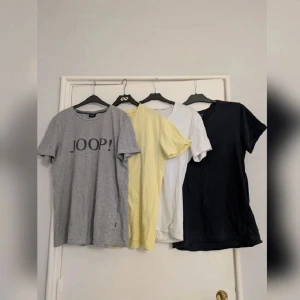 Fyra märkes t-shirts i olika färger - Säljer fyra stilrena t-shirts: en grå JOOP!, en ljusgul Boomerang, en vit Calvin Klein, samt en marinblå klassisk t-shirt från Bread & Boxers. Alla har kort ärm och är i 100% bomull. Perfekta för en clean och enkel look.