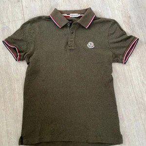 Moncler Maglia polo Manica Corta  - Storlek S, passar xs/s pris är ej fast i sten 🤝