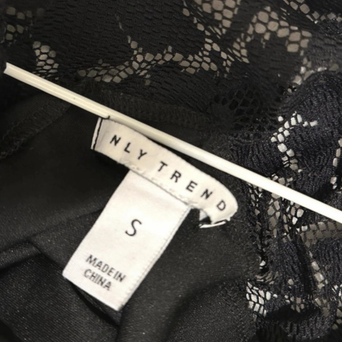 Svart spetsklänning från NLY Trend - 1