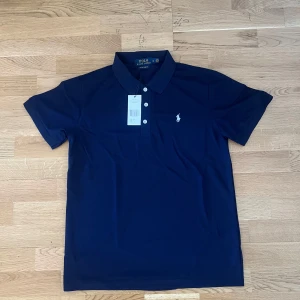 Ralph Lauren Pike - Hej, säljer min blåa polo Ralph lauren Pike som inte kommer till användning, samt försent för en retur. Endast testad tveka inte på frågor🌟