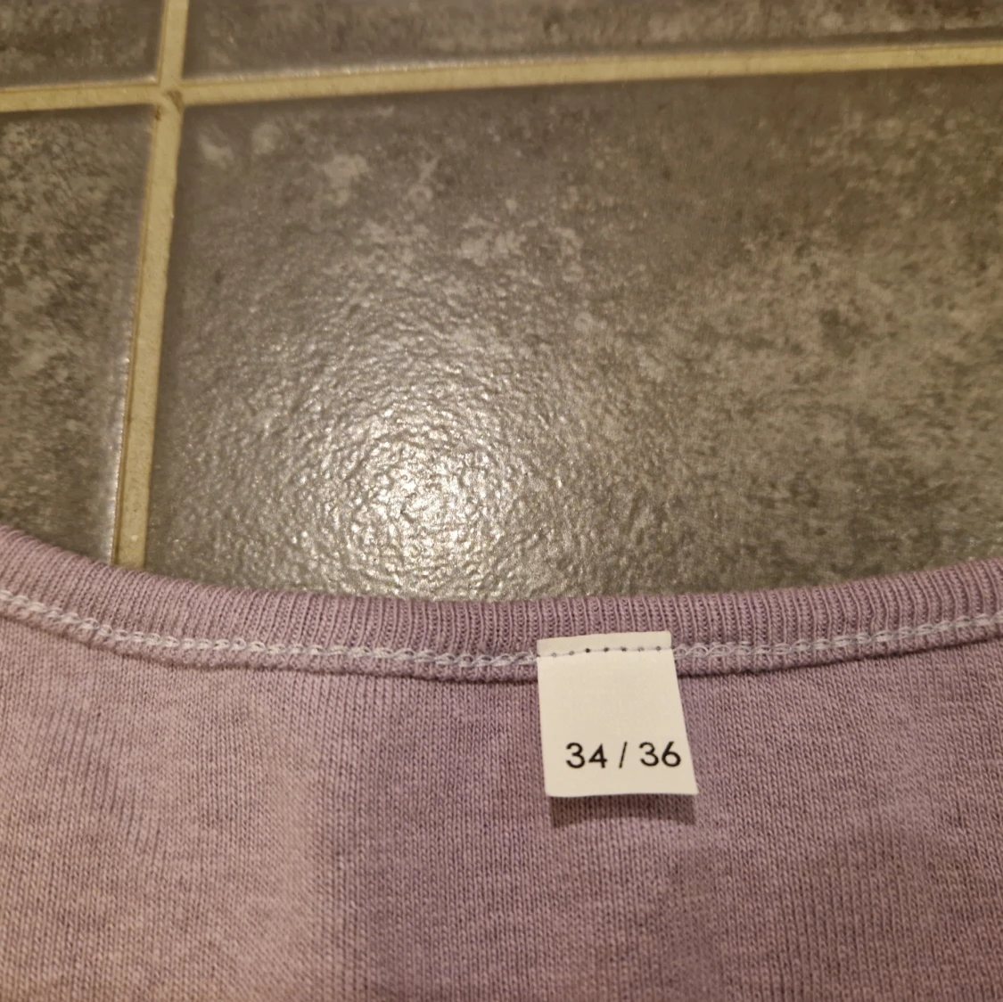 Ljuslila ribbad topp med v-ringning - 4