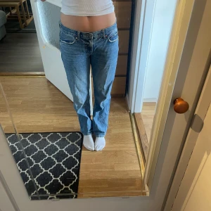 Blå straight jeans från g perfect jeans - Säljer ett par klassiska blå jeans från gina tricot som är raka i modellen. Dom är low waist och är använda ett fåtal gånger💞💞