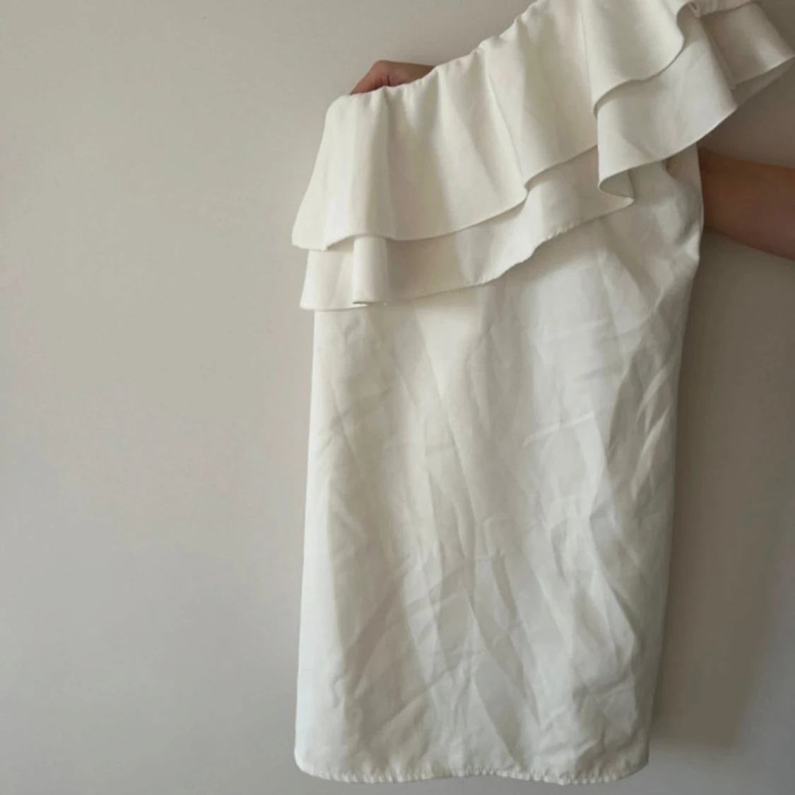 Vit one shoulder klänning med volang